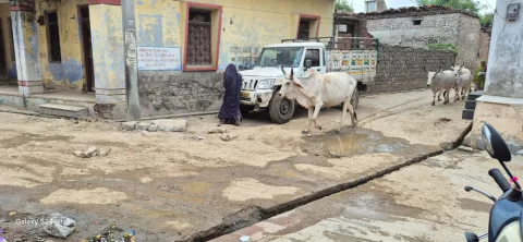 पाइपलाइन की खुदाई के बाद सड़क मरम्मत भूले जिम्मेदार, मिट्टी डालकर की खानापूर्ति