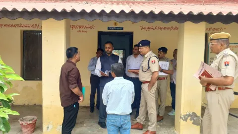 जिला निर्वाचन अधिकारी ने चुनावी तैयारियों का लिया जायजा