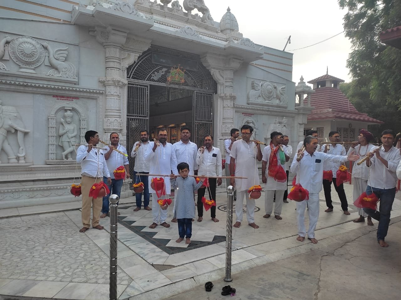 जय सोमनाथ मित्र मंडल ने निकाली कांवड़ यात्रा, सोमनाथ महादेव का किया जलाभिषेक