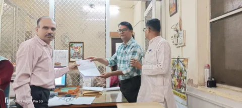 23 सूत्रीय मांगों को लेकर कर्मचारी महासंघ ने कलेक्टर को सौंपा ज्ञापन