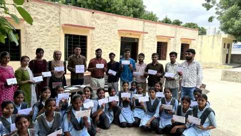 रक्षा अभियान के तहत मनोरा विद्यालय में 121 राखियां सैनिकों के नाम बुक
