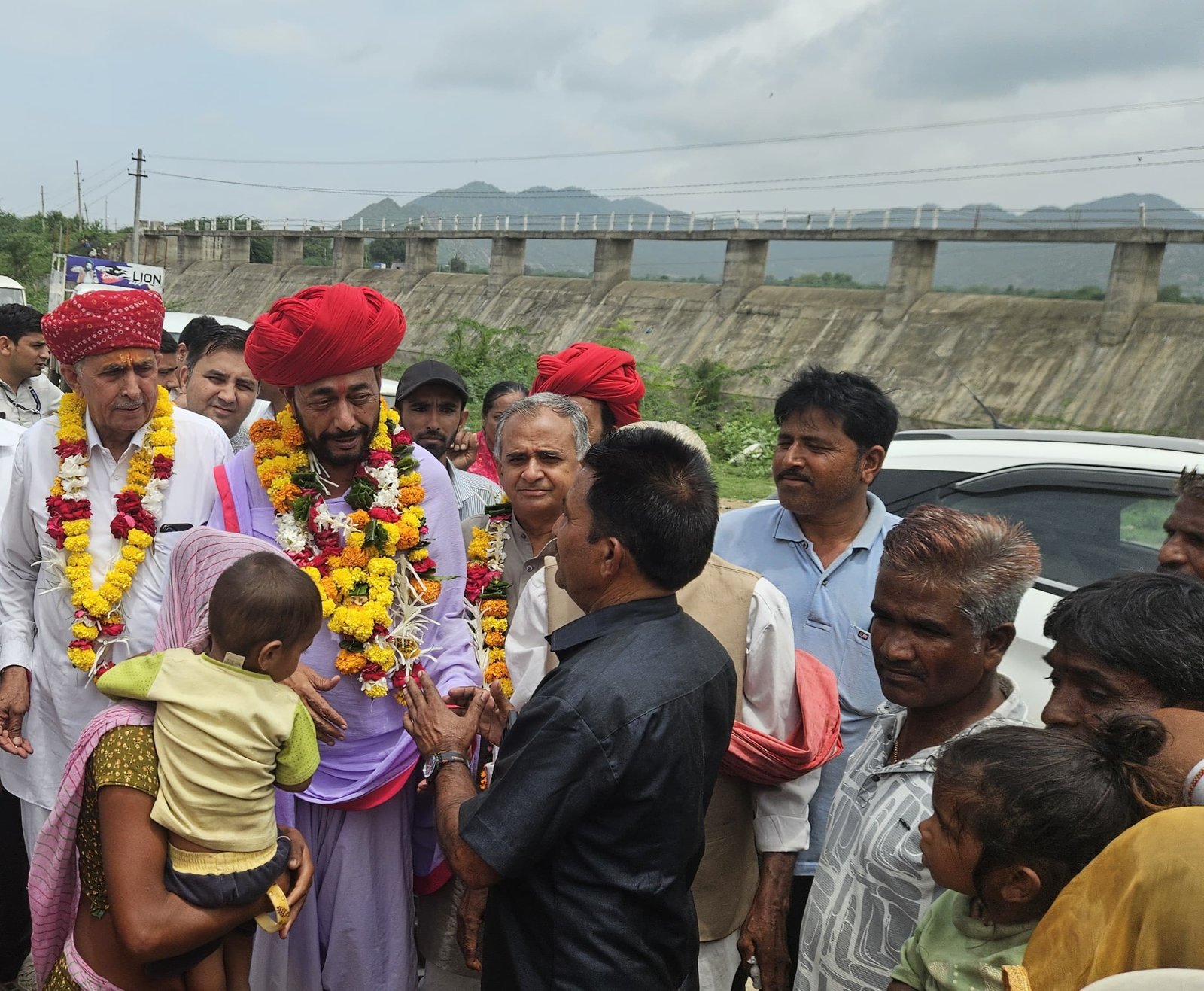 मोना कॉलोनीवासियों ने सड़क की मांग पूरी होने पर राज्यमंत्री देवासी का किया स्वागत