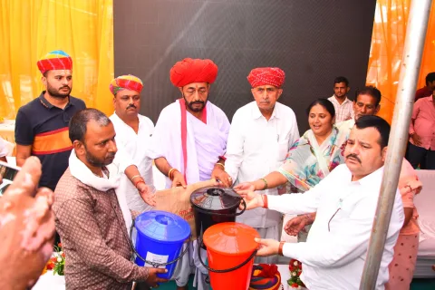 नगर परिषद सिरोही द्वारा “हर घर चार डस्टबिन,