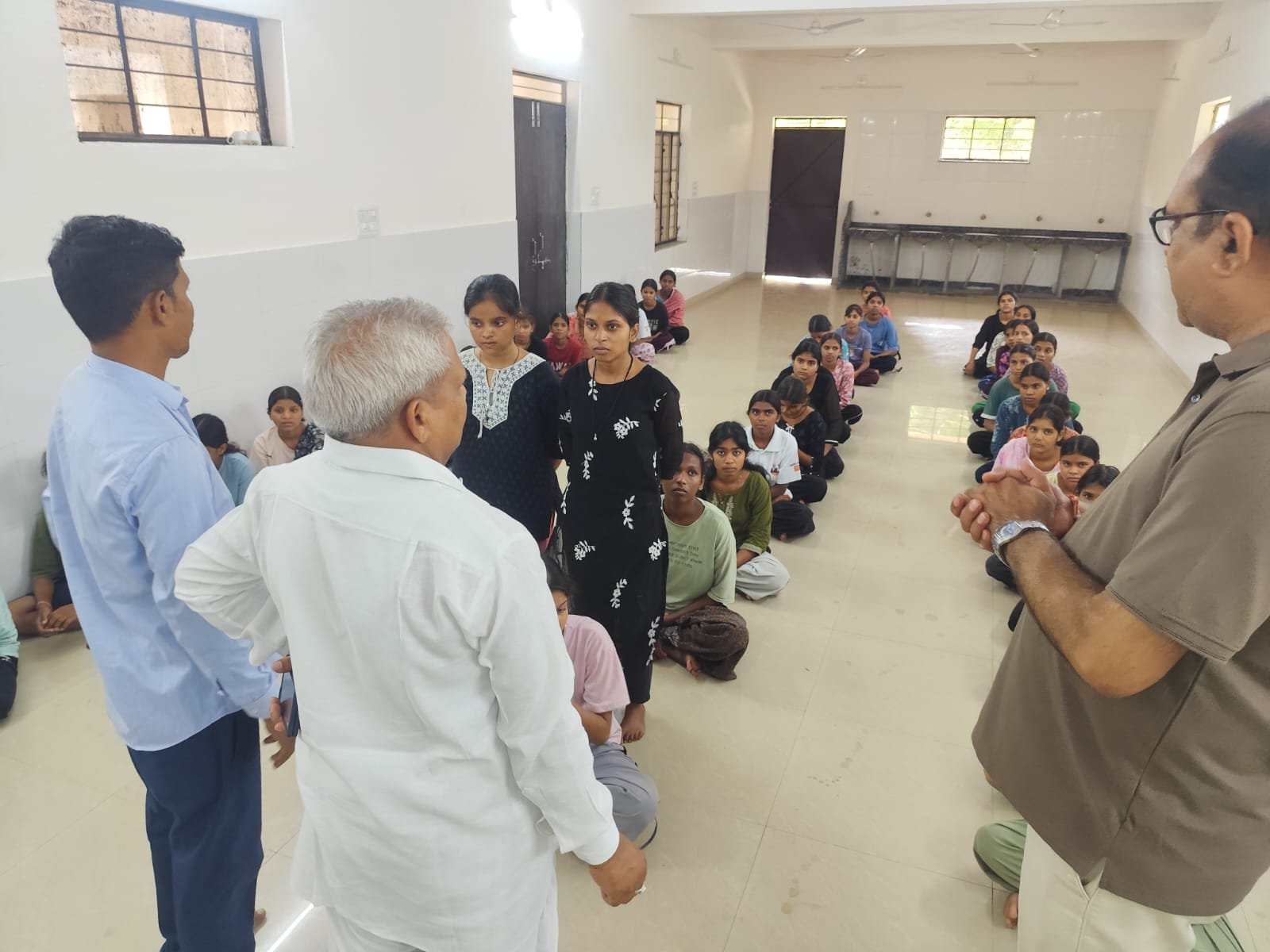 विधायक गरासिया ने जनजाति कन्या छात्रावास की छात्राओं से की आत्मीय मुलाकात, भोजन की गुणवत्ता सुधारने के दिए कड़े निर्देश