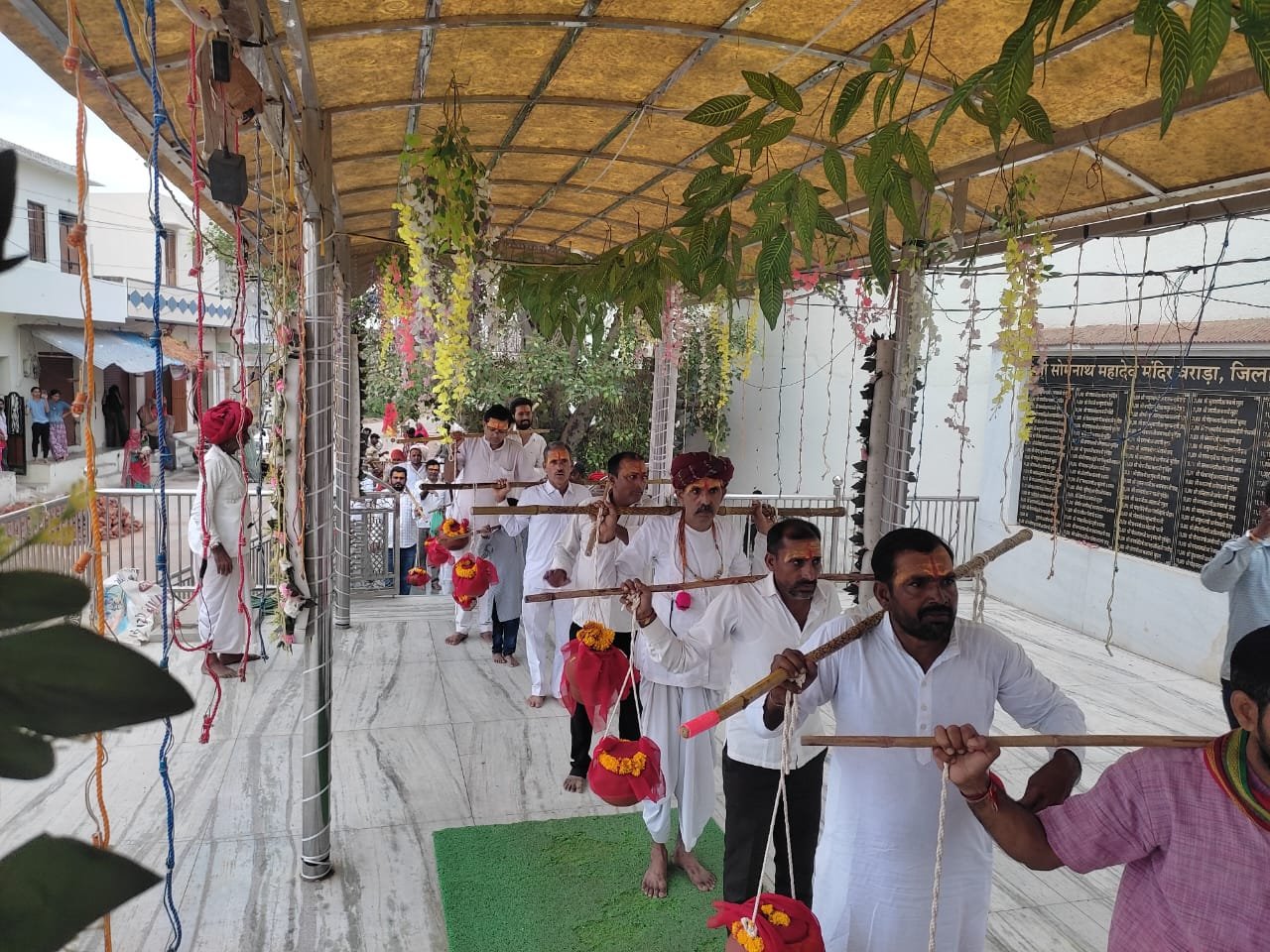 जय सोमनाथ मित्र मंडल ने निकाली कांवड़ यात्रा, सोमनाथ महादेव का किया जलाभिषेक
