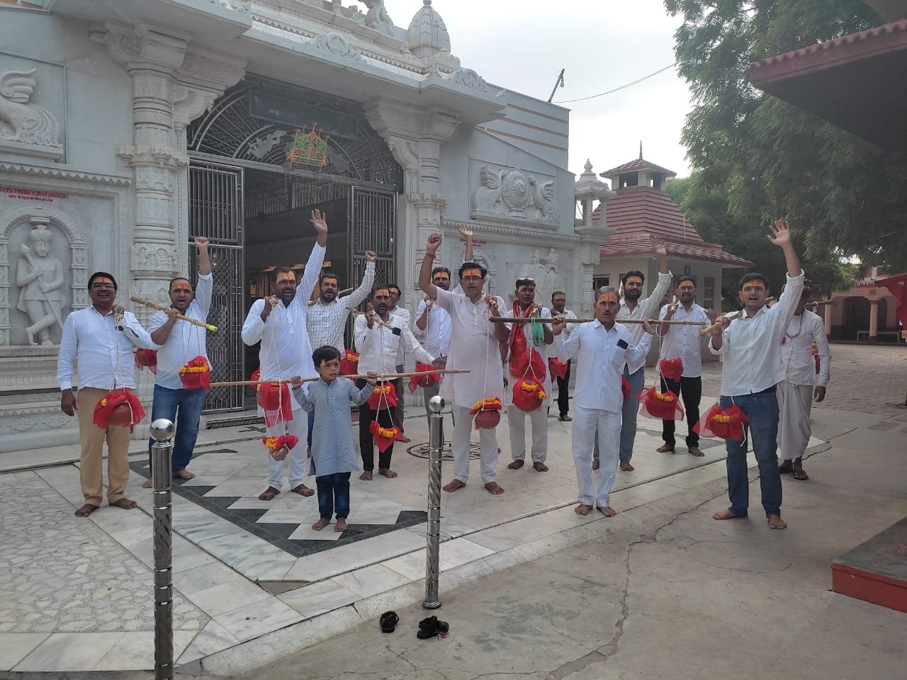 जय सोमनाथ मित्र मंडल ने निकाली कांवड़ यात्रा, सोमनाथ महादेव का किया जलाभिषेक