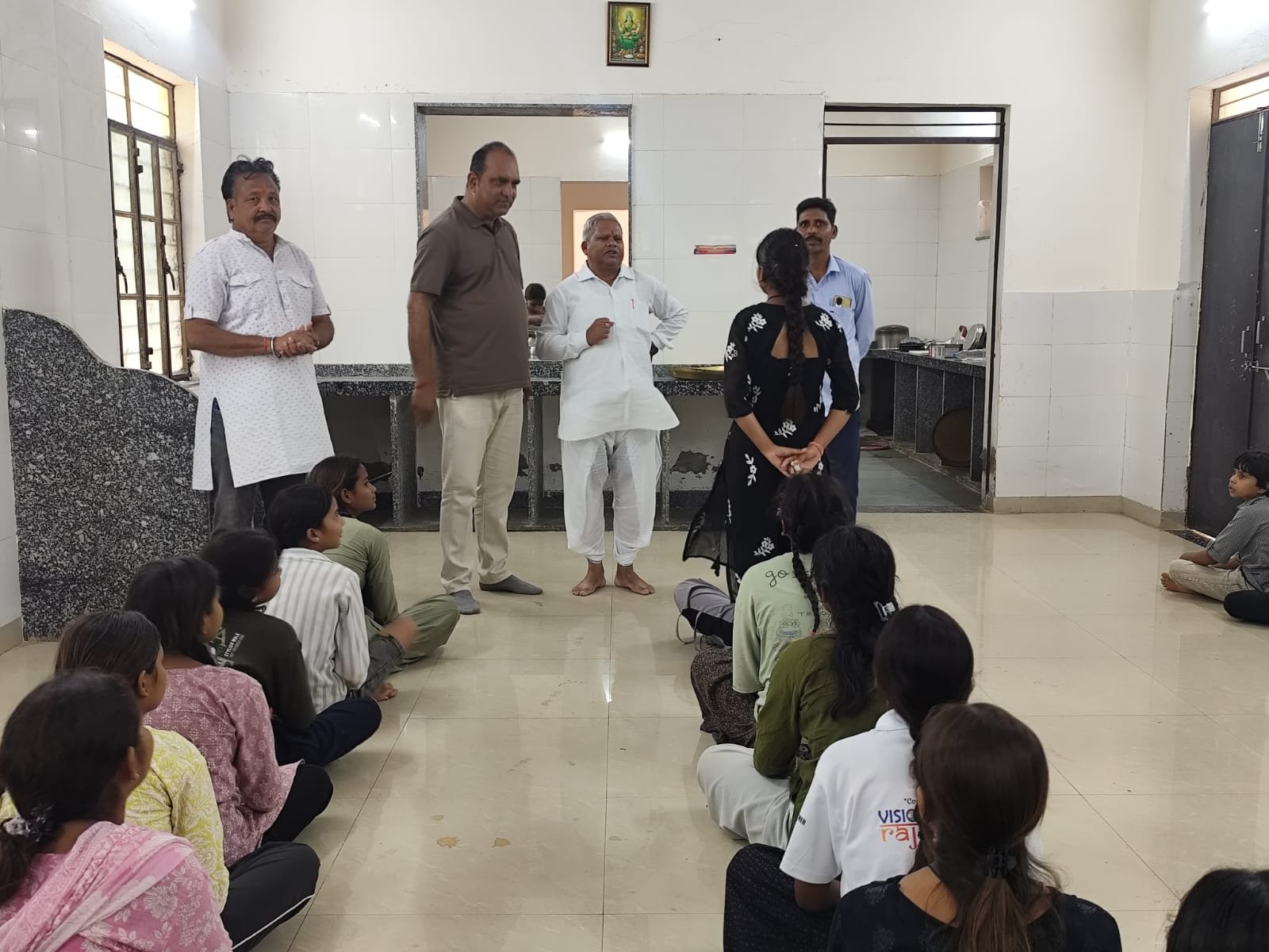 विधायक गरासिया ने जनजाति कन्या छात्रावास की छात्राओं से की आत्मीय मुलाकात, भोजन की गुणवत्ता सुधारने के दिए कड़े निर्देश