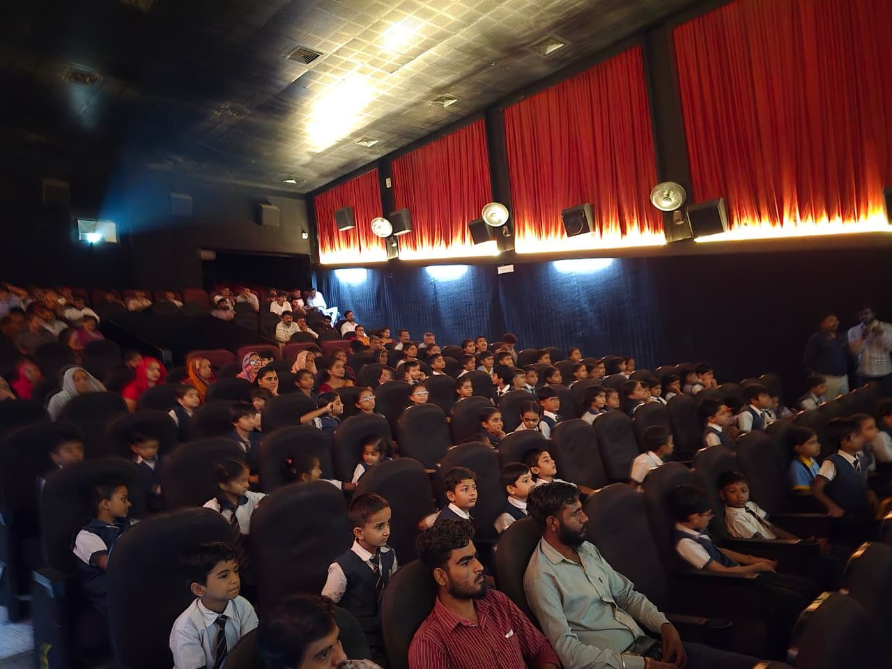 सिरोही के 'साईं लक्ष्मी' सिनेमाघर में गूंजा वंदे मातरम, लघु फिल्म 'राष्ट्रगीत' का हुआ भव्य प्रीमियर