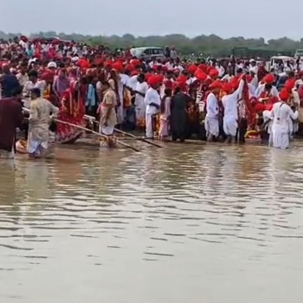 कैलाशनगर, सेऊड़ा व अखापुर में 20 साल बाद तालाब पूजन:सैकड़ों बहनों ने निभाई परंपरा, मेले जैसा रहा माहौल