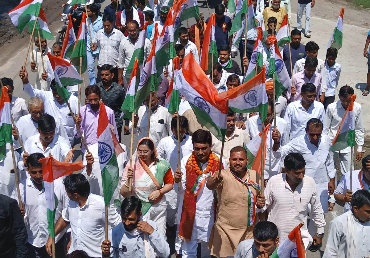 Hapur News: जोश के साथ भाजपाइयों ने निकाली भव्य तिरंगा यात्रा