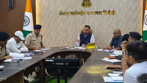 पंचायत एवं निकाय चुनाव को लेकर जिला निर्वाचन अधिकारी ने दिए सख्त निर्देश